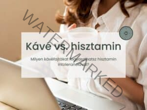 nő kávéval a kezében olvas a laptopjan