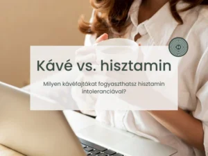 nő kávéval a kezében olvas a laptopjan