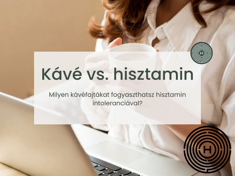 nő kávéval a kezében olvas a laptopjan